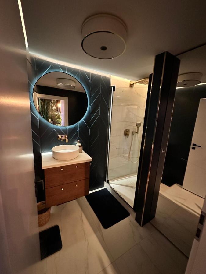 Skyline Elegance With Free Parking Apartment Bratislava Luaran gambar
