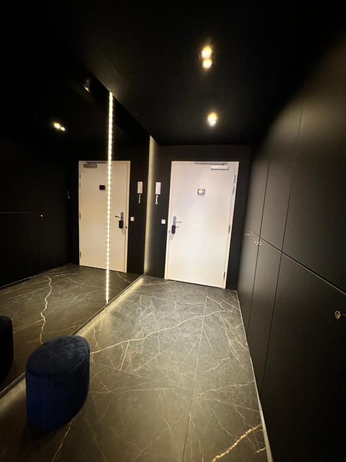 Skyline Elegance With Free Parking Apartment Bratislava Luaran gambar