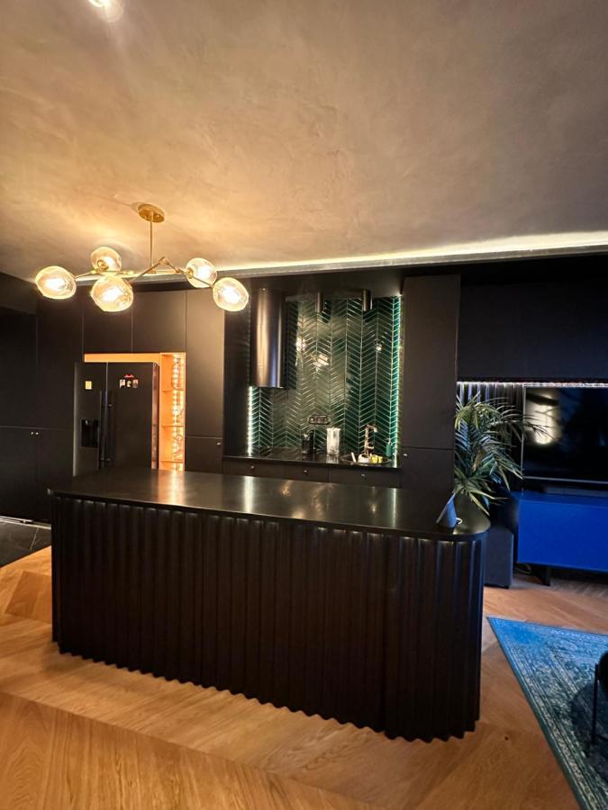 Skyline Elegance With Free Parking Apartment Bratislava Luaran gambar