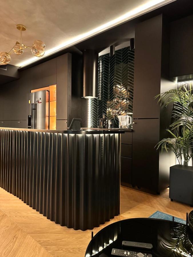 Skyline Elegance With Free Parking Apartment Bratislava Luaran gambar