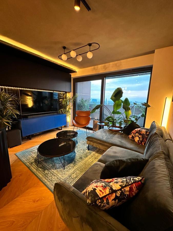 Skyline Elegance With Free Parking Apartment Bratislava Luaran gambar