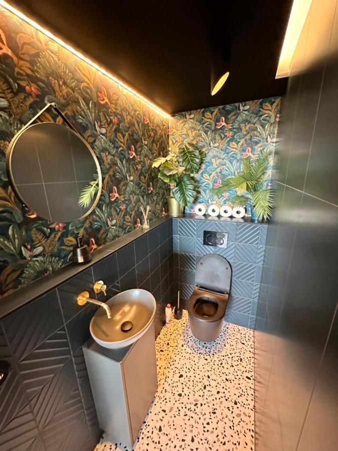 Skyline Elegance With Free Parking Apartment Bratislava Luaran gambar