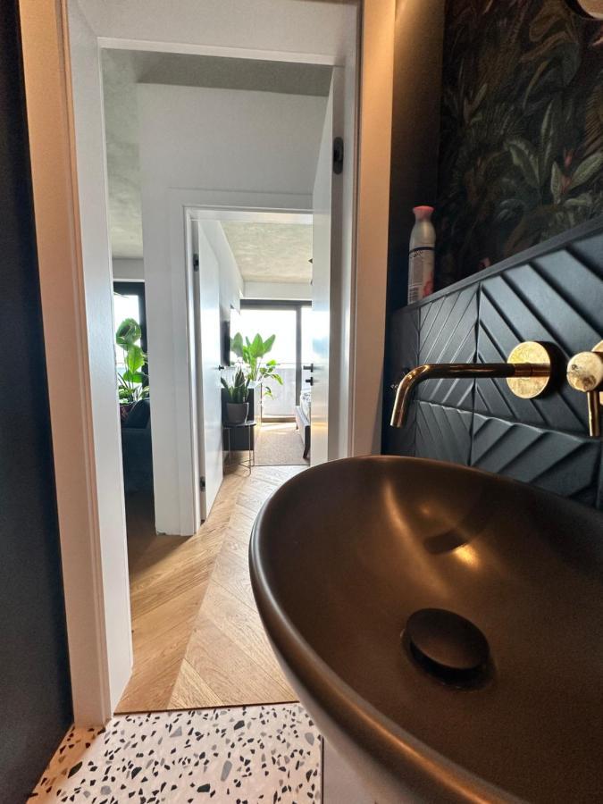 Skyline Elegance With Free Parking Apartment Bratislava Luaran gambar