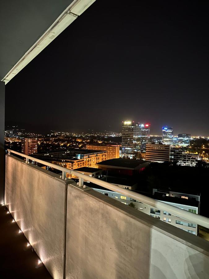 Skyline Elegance With Free Parking Apartment Bratislava Luaran gambar