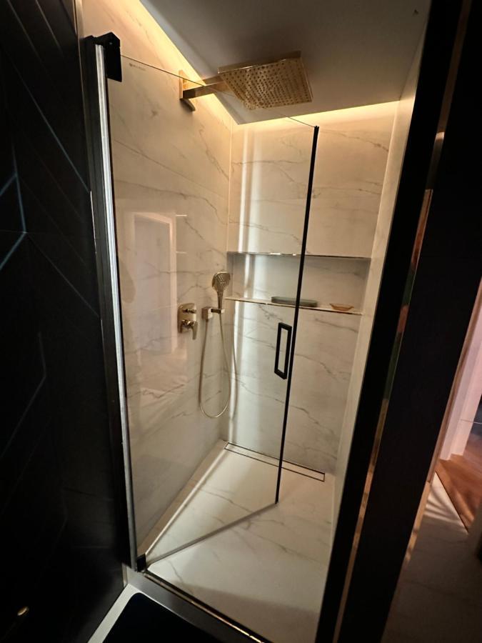 Skyline Elegance With Free Parking Apartment Bratislava Luaran gambar
