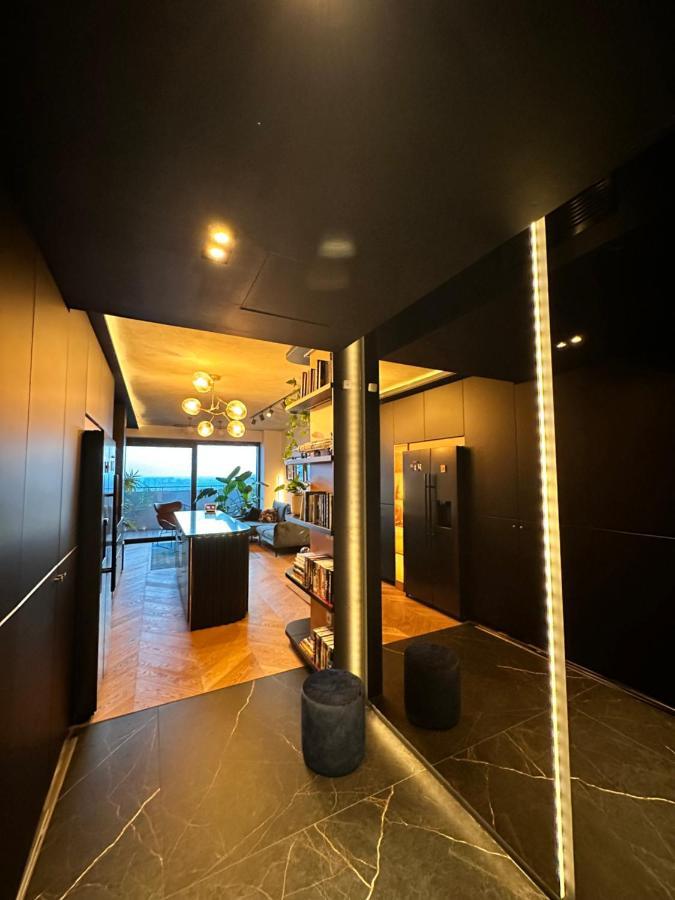 Skyline Elegance With Free Parking Apartment Bratislava Luaran gambar