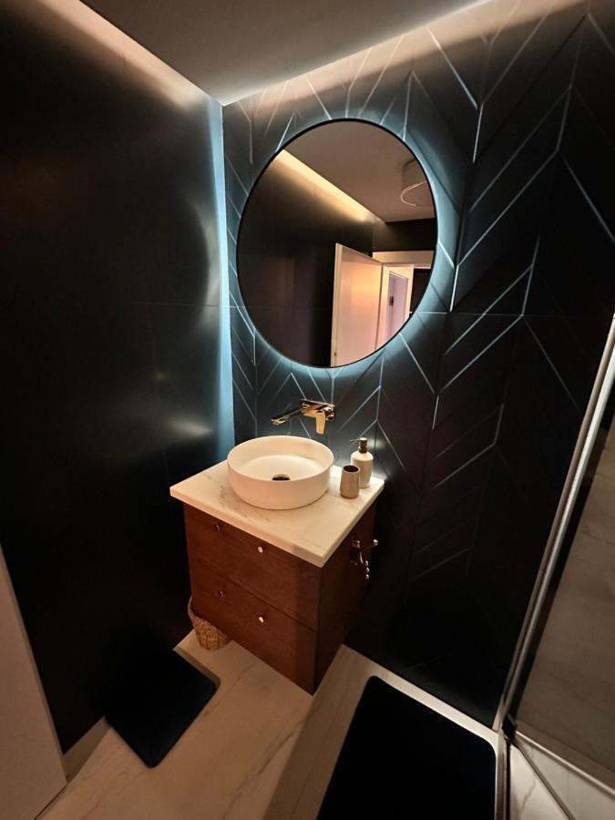 Skyline Elegance With Free Parking Apartment Bratislava Luaran gambar