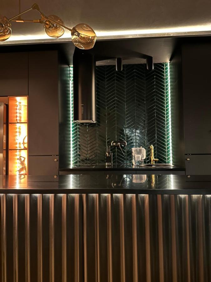 Skyline Elegance With Free Parking Apartment Bratislava Luaran gambar