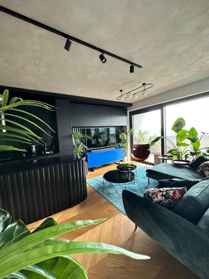 Skyline Elegance With Free Parking Apartment Bratislava Luaran gambar