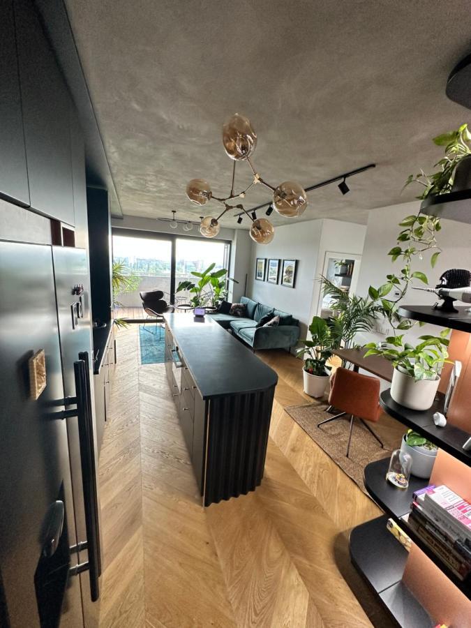 Skyline Elegance With Free Parking Apartment Bratislava Luaran gambar