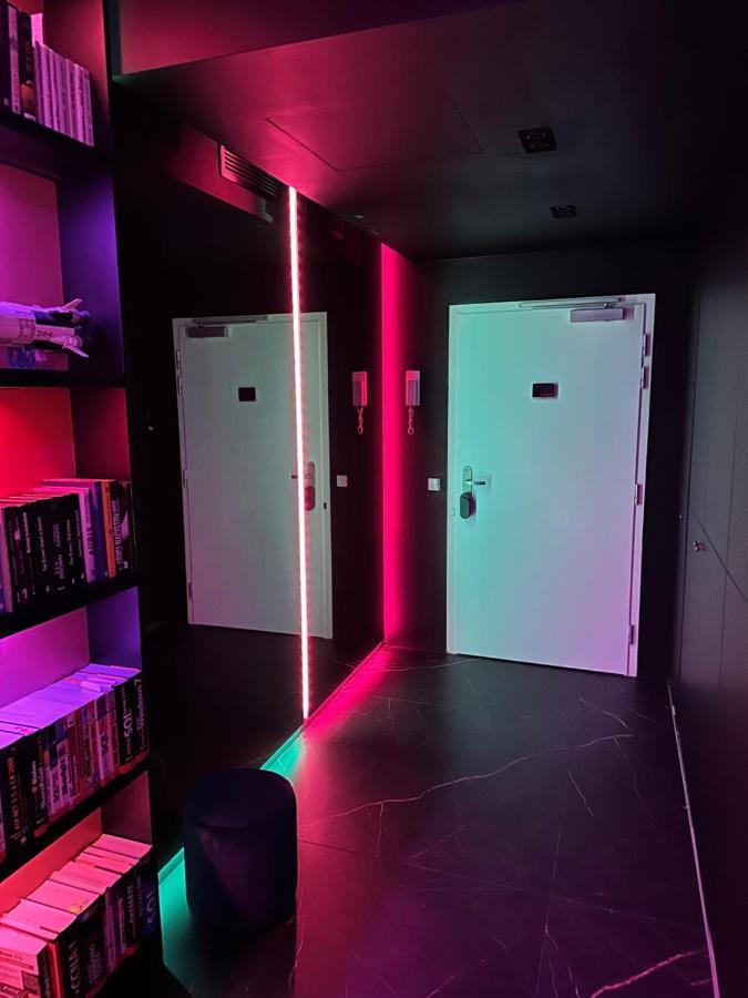 Skyline Elegance With Free Parking Apartment Bratislava Luaran gambar