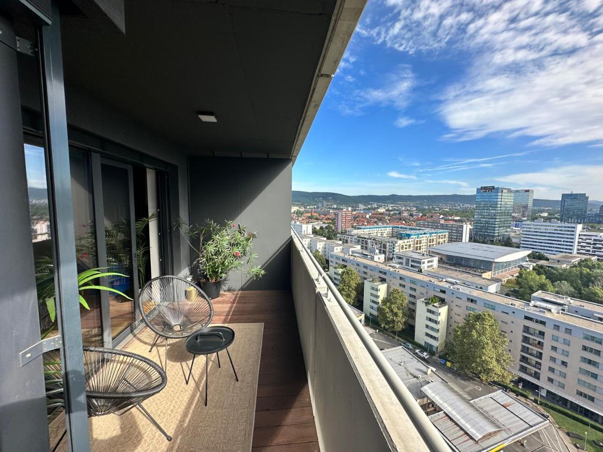 Skyline Elegance With Free Parking Apartment Bratislava Luaran gambar