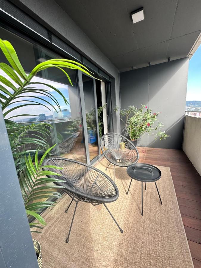 Skyline Elegance With Free Parking Apartment Bratislava Luaran gambar
