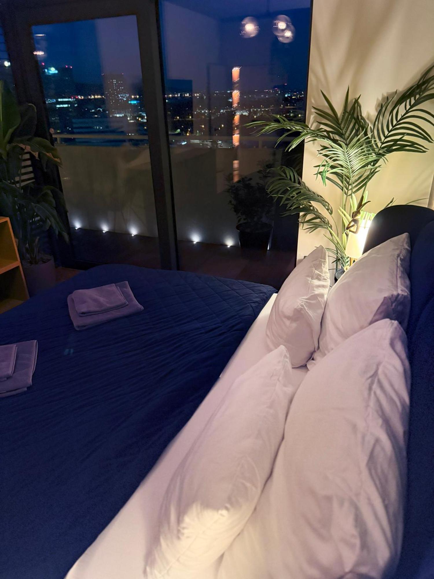 Skyline Elegance With Free Parking Apartment Bratislava Luaran gambar
